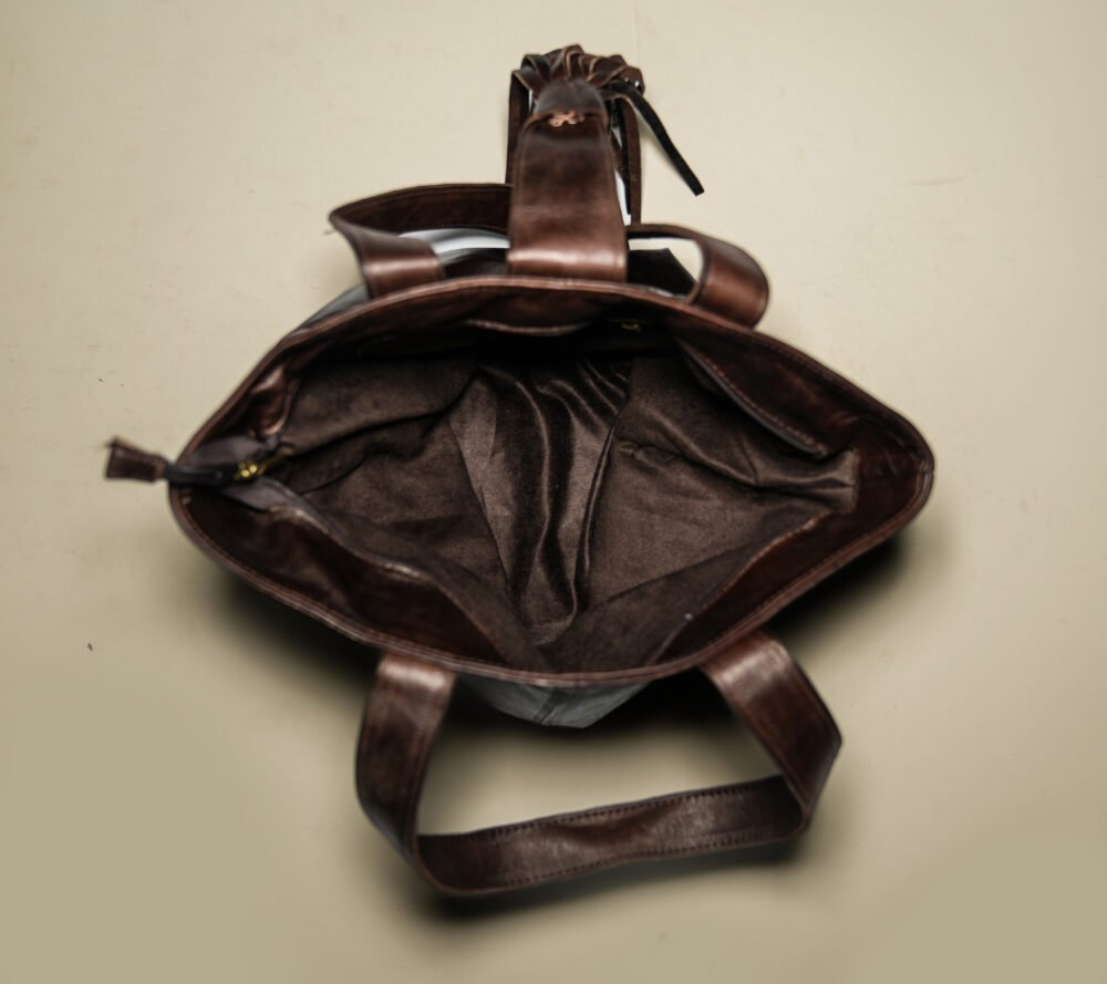 Sac à Main avec Pompon en Cuir – Élégance et Praticité au Quotidien - Image 3