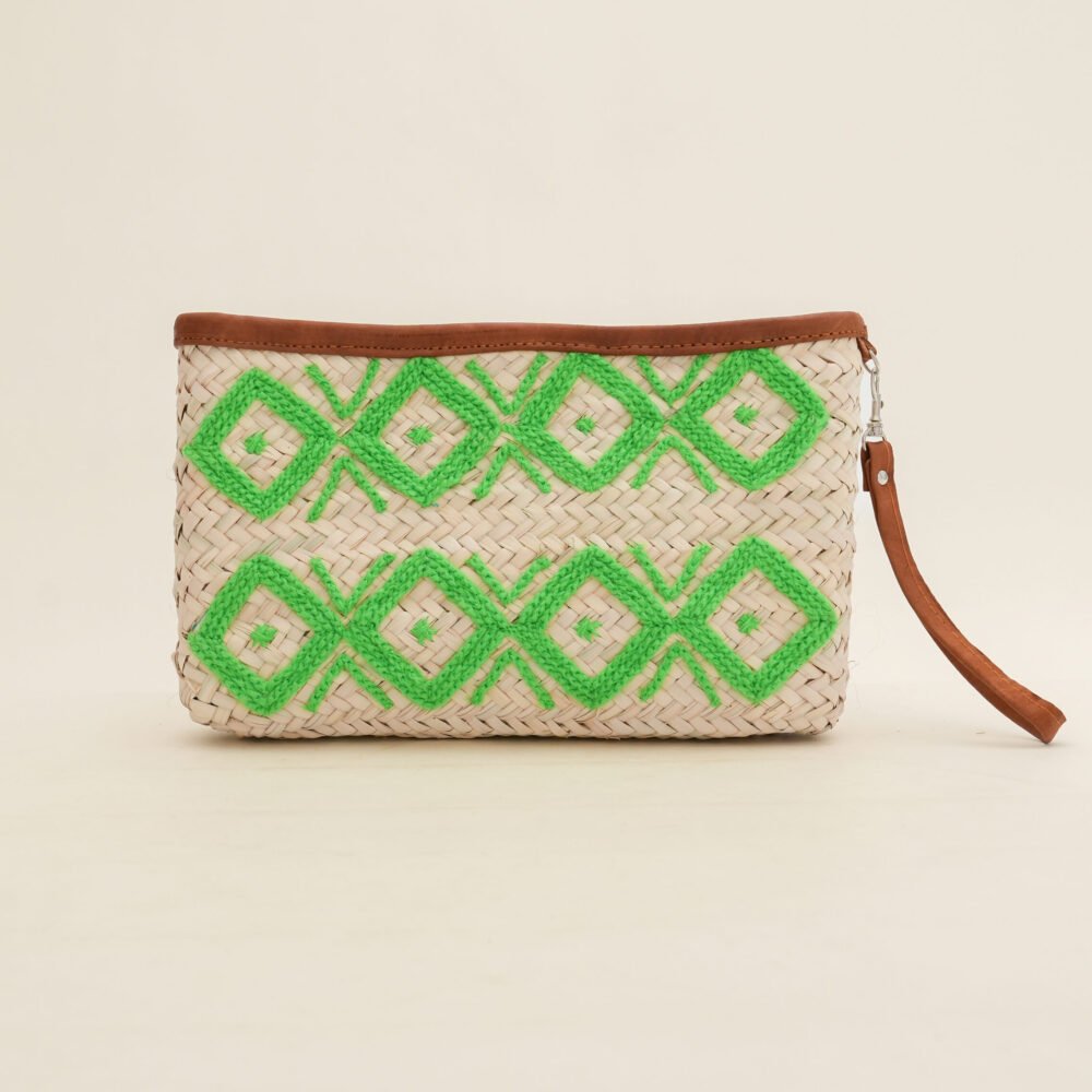 Pochette en Osier Brodée – Un Hommage au Zellige Marocain