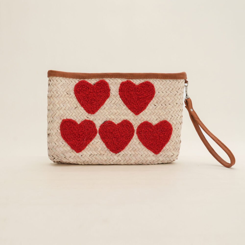 Pochette en Osier Brodée – Motif Cœurs Rouges