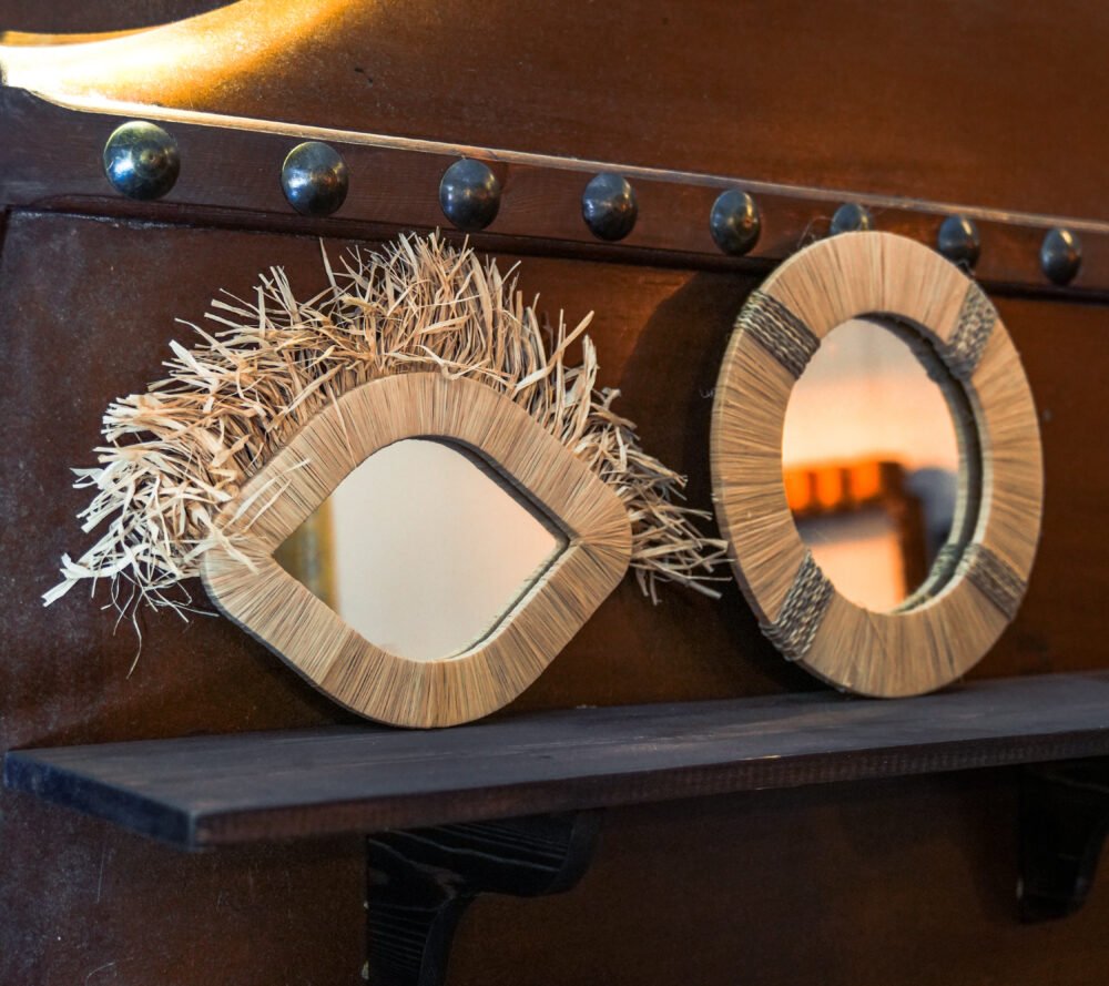 Miroir Artisanal en Raphia Naturel en Forme d'Œil – Image 2