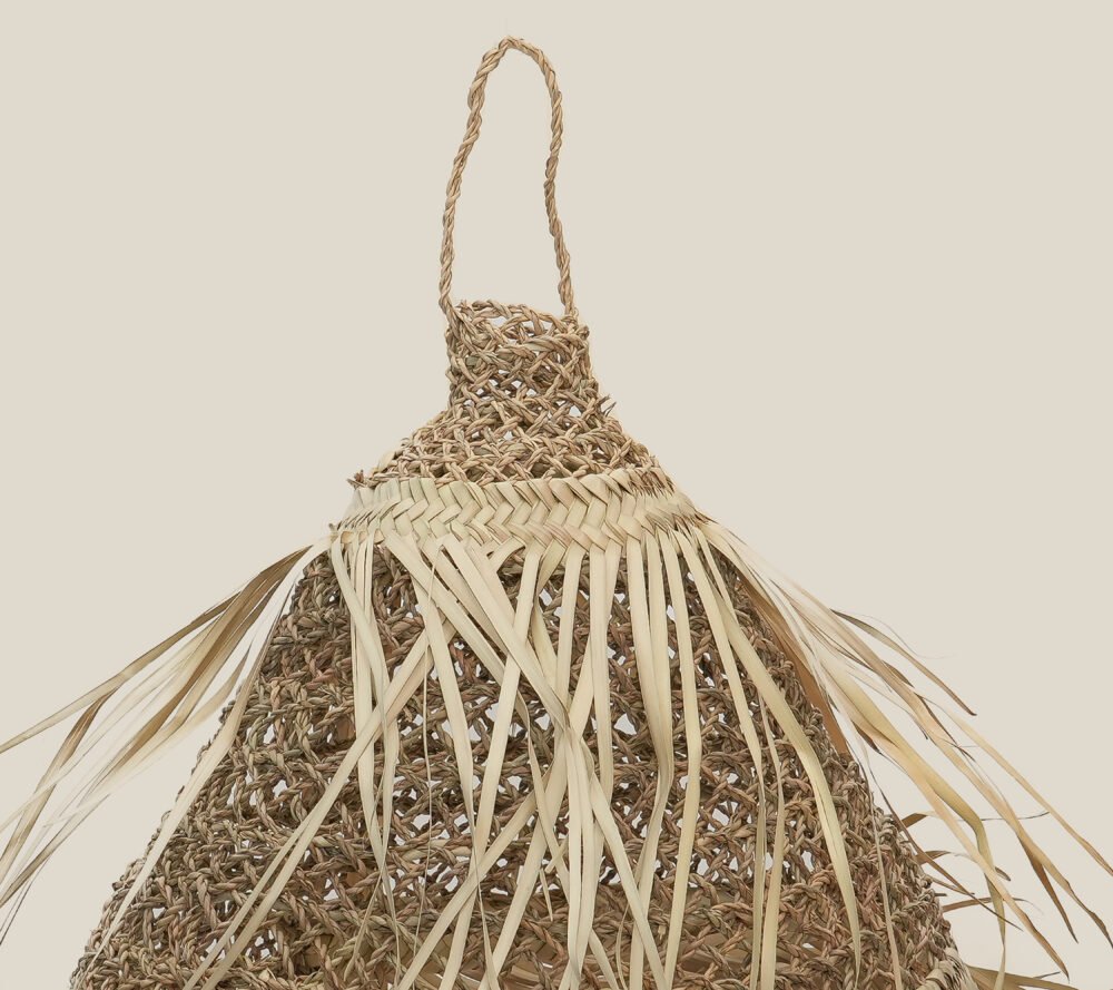 Suspension tressée en fibre de palmier avec franges en paille – Un charme naturel et bohème - Image 3