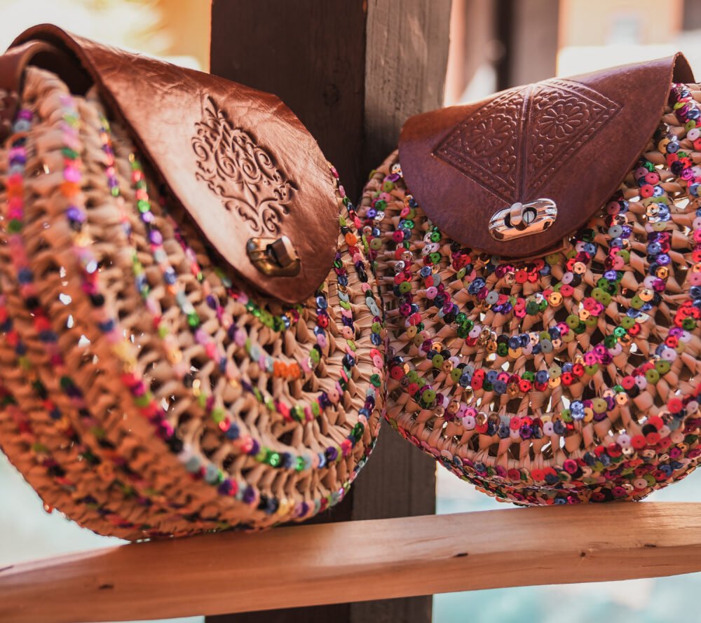 Sac Rond en Paille Tressée & Sequins Colorés – Une Explosion de Couleurs et d’Artisanat - Image 10