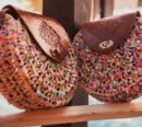 Sac Rond en Paille Tressée & Sequins Colorés – Une Explosion de Couleurs et d’Artisanat