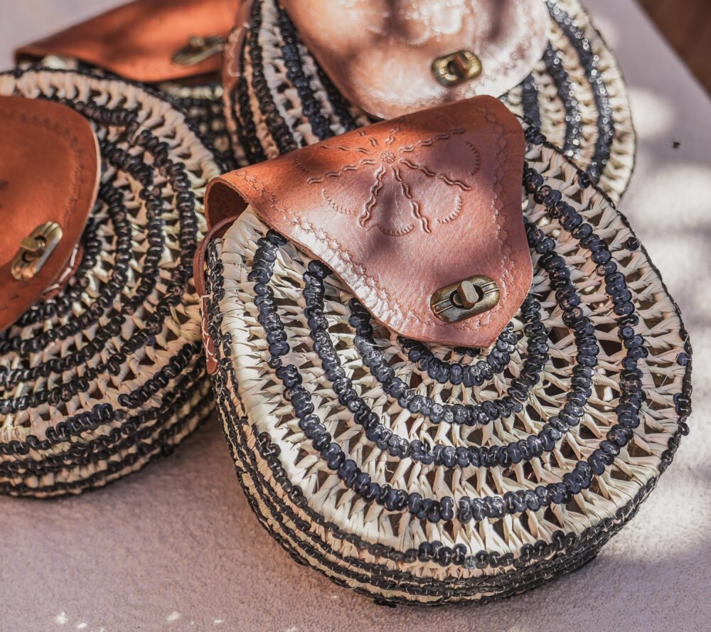 Sac Rond en Paille Tressée & Sequins Noirs – L’Élégance Intemporelle de l’Artisanat Marocain - Image 7