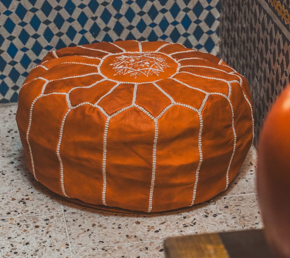 Pouf en Cuir Marocain Brodé à la Main – Élégance & Artisanat Authentique - Image 5