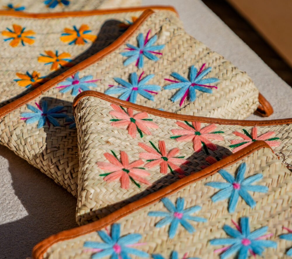 Pochette en Osier Brodée – Motif Fleur d'Anémone de Grèce - Image 7
