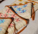 Pochette en Osier Brodée – Motif Fleur d'Anémone de Grèce