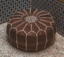 Pouf en Cuir Marocain Brodé à la Main – Élégance & Artisanat Authentique