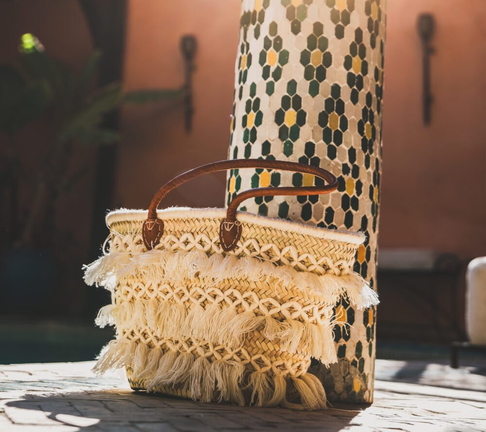 Panier en Feuilles de Palmier avec Franges en Laine et Anses en Cuir - Image 3
