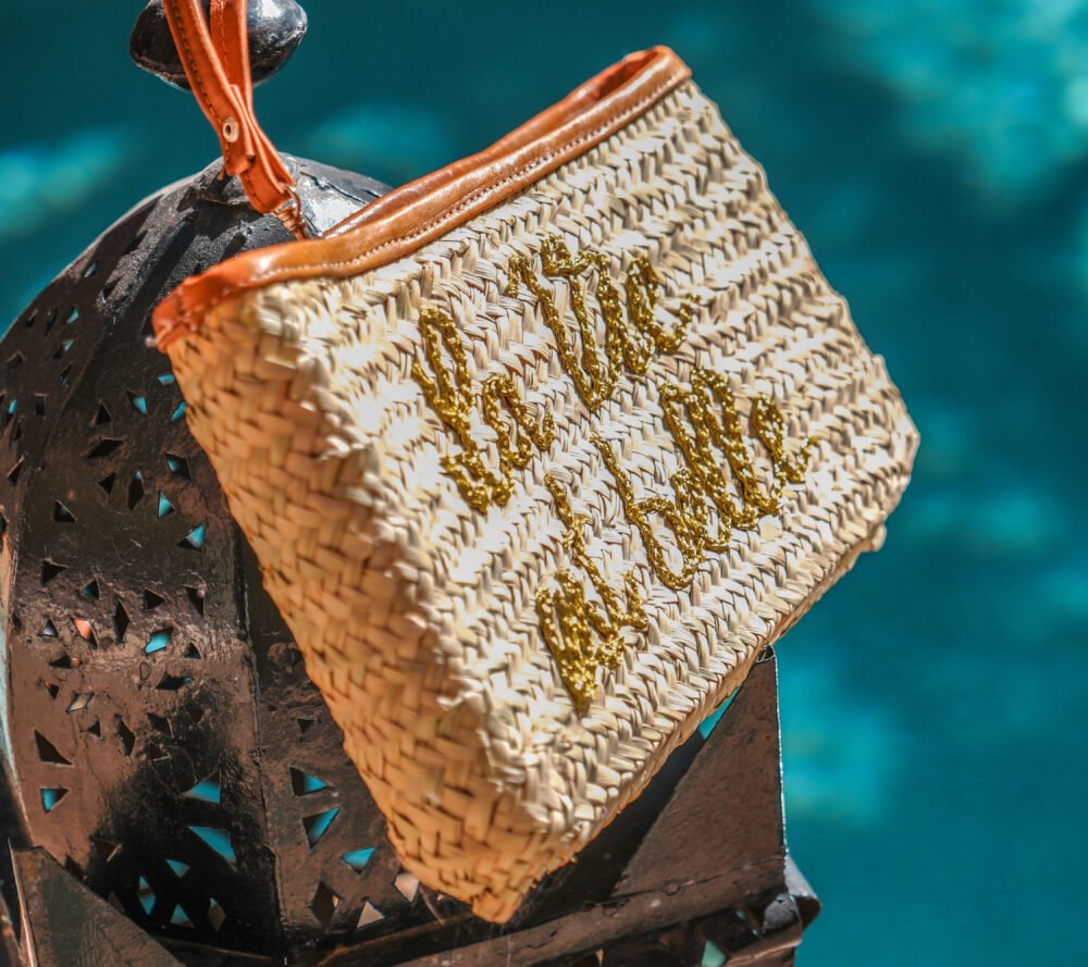 Pochette en Osier Brodée – Motif La Vie Est Belle - Image 3