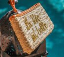 Pochette en Osier Brodée – Motif La Vie Est Belle